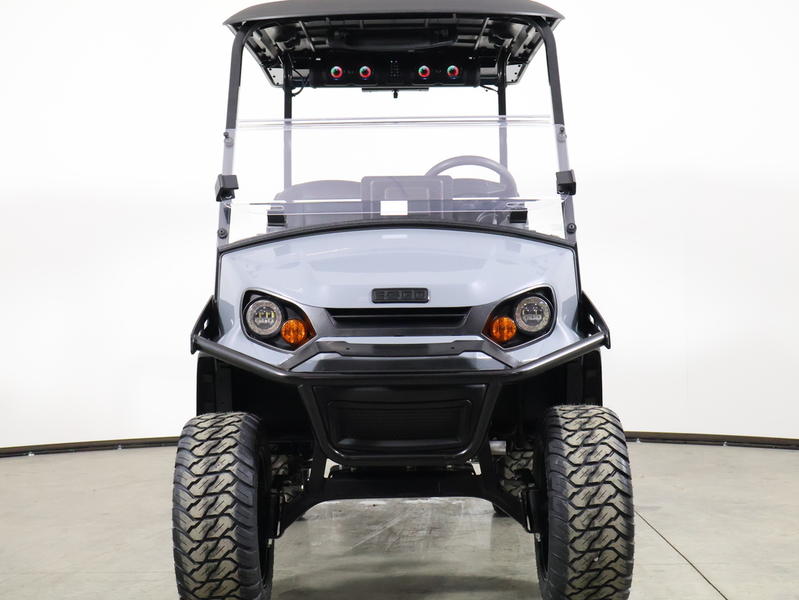 2026 E-Z-GO® Express 4 Summit XT 13.5 HP EFI Gas Lifted Golf Cart - immagine 14